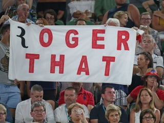 Fanplakat für Roger Federer auf den Rängen.