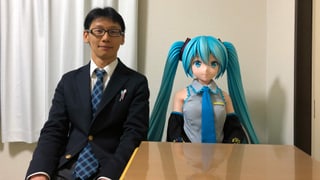 Akihiko Kondo mit Puppe Miku. Akihiko Kondo mit Puppe Miku.