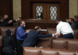 Sicherheitsleute versuchen die Trump-Anhänger zu stoppen.