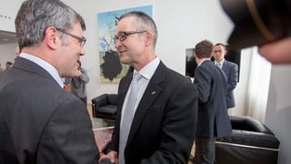 Thomas Weber nimmt die Gratulationen seines unterlegenen Gegners Eric Nussbaumer entgegen