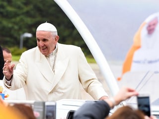 Papst winkt.