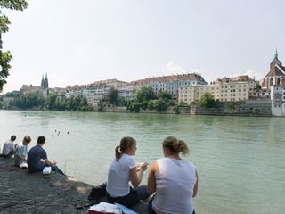 Menschen unterhalten sich am Rheinufer
