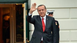 Erdogan hebt die Hand