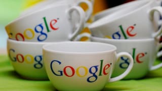 Tassen mit dem farbigen Google-Firmenlogo