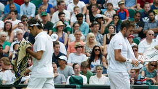 Roger Federer und Stan Wawrinka beim Seitenwechsel im Viertelfinal von Wimbledon.