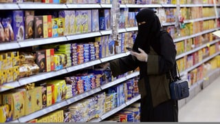Frau kauft in Saudi-Arabien ein