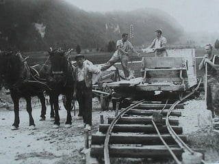 Foto aus den Anfängen des 19. Jahrhundert. Männer mit Pferden und einer Standseilbahn beim Gipsabbau.