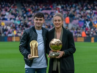 Fussballspieler mit Pokalen