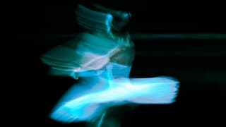 Verschwommenes Bild einer Tänzerin in Bewegung.