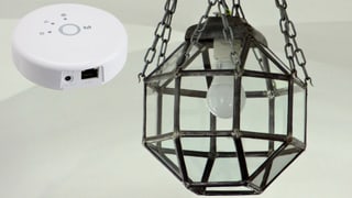 Das Bild zeigt eine antike Deckenlampe und die Hue-Bridge, ein rundes weisses Kästchen.