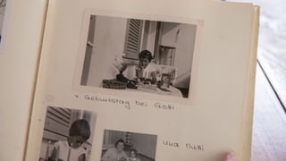 Blick in ein Fotoalbum: Unter anderem mit einer Schwarz-Weiss-Aufnahme eines Mädchens an einem Tisch. Darunter steht: "4. Geburtstag bei Gotti". Blick in ein Fotoalbum: Unter anderem mit einer Schwarz-Weiss-Aufnahme eines Mädchens an einem Tisch. Darunter steht: "4. Geburtstag bei Gotti".