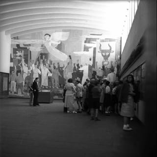 ein schwarz-weiss Foto von einem Saal, wo mehrere Leute versammelt sind ein schwarz-weiss Foto von einem Saal, wo mehrere Leute versammelt sind