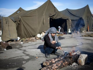 Ein syrisches Mädchen vor einer Feuerstelle in einem Flüchtlingscamp in Bulgarien.
