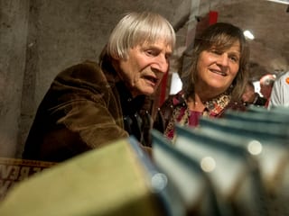 Dimitri und Gardi Hutter schauen etwas an.