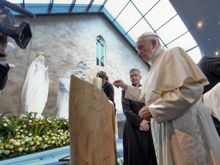 Papst in Kirche.
