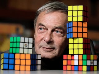 Ernö Rubik, der Erfinder des Zauberwürfels, zwischen farbigen Würfeln. Ernö Rubik, der Erfinder des Zauberwürfels, zwischen farbigen Würfeln.