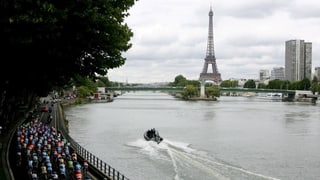 Das Feld der Tour de France passiert den Eiffelturm.