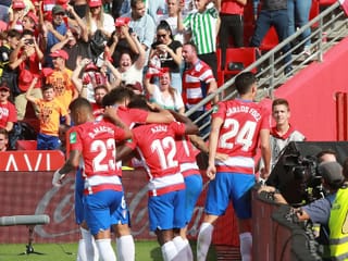 Die Spieler von Granada jubeln.