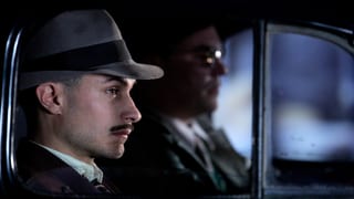 Mann mit Hut im Auto Mann mit Hut im Auto