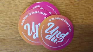 Kleber mit Aufschrift "Und du?". Kleber mit Aufschrift "Und du?".