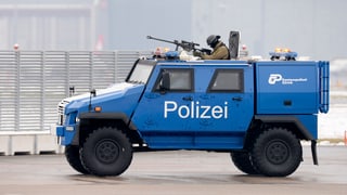 gepanzertes Polizeifahrzeug mit Schützen und Kanone