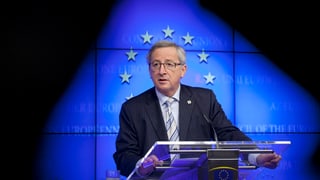 Jean-Claude Juncker steht hinter einem Rednerpult.