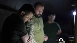 Selesnki im Dunkeln hört einem Armeeangehörigen zu.