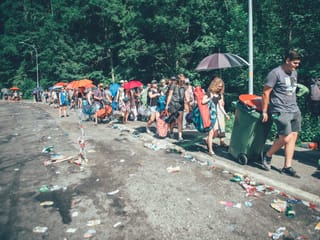 Besucher in Warteschlange