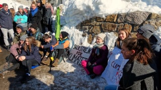 Schülerinnen und Schüler sitzen in Davos neben Greta Thunberg am Boden. Schülerinnen und Schüler sitzen in Davos neben Greta Thunberg am Boden.