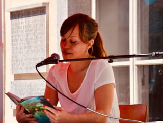 Tabea Steiner liest aus ihrem Roman «Balg» auf der Aussenbühne unter einem Sonnenschirm