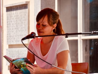 Tabea Steiner liest aus ihrem Roman «Balg» auf der Aussenbühne unter einem Sonnenschirm Tabea Steiner liest aus ihrem Roman «Balg» auf der Aussenbühne unter einem Sonnenschirm
