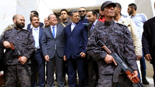 UNO-Vermittler Martin Kobler (Bildmitte) umgeben von Sicherheitspersonal und weiteren Personen.