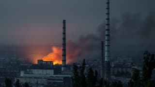 Rauch und Flammen steigen nach einem Militärschlag auf ein Gelände der Chemiefabrik Azot in Sjewjerodonezk auf.