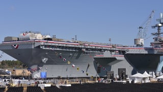 Ein Flugzeugträger der US-Navy steht in einem Hafen.