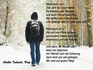 Frau mit Rucksack spaziert durch verschneiten Wald.