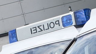 Bildausschnitt eines Polizeifahrzeugs, zu sehen ist das Blaulicht auf dem Dach und die spiegelverkehrte Aufschrift «Polizei». Bildausschnitt eines Polizeifahrzeugs, zu sehen ist das Blaulicht auf dem Dach und die spiegelverkehrte Aufschrift «Polizei».
