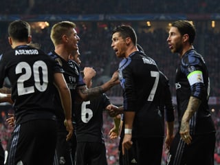Spieler von Real Madrid bejubeln ein Tor gegen Bayern München.