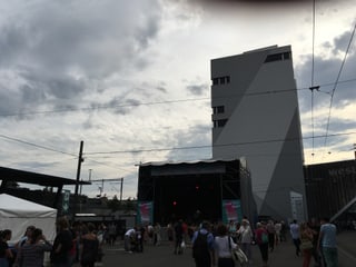 Platz mit Konzertbühne.