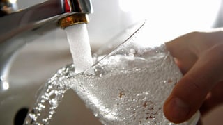 Wasser läuft in ein Glas