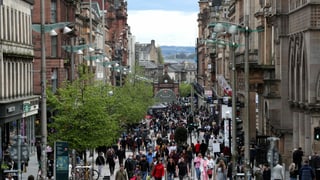 Sie dürfen sich freuen: Passanten in der Buchanan Street in Glasgow. 