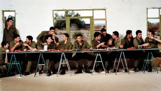 Soldaten beim Essen wie beim letzten Abendmahl