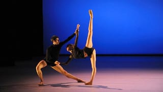 Mann und Frau tanzen Ballett.