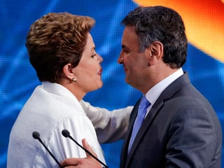 Dilma Rousseff umarmt Herausforderer Aécio Neves und setzt zum Küsschen an