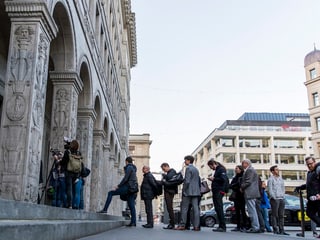 Leute stehen vor der Nationalbank für die neue 10er-Note an.