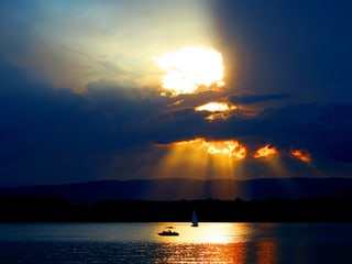 See, Wolke, Sonne dahinter macht Strahlen