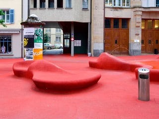 Der Rote Platz ist ein rot eingekleideter Platz mit Lounge-Sesseln.
