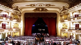 Theatersaal, der in eine Buchhandlung umfunktioniert wurde.