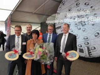 Menschen posieren für Foto. 