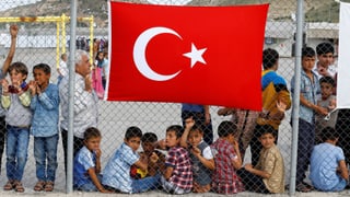 Syrische Flüchtlinge an der Grenze zur Türkei. 