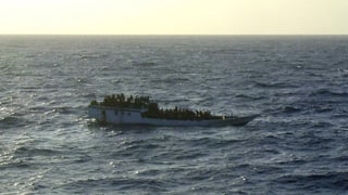 Schiff mit Flüchtlingen Schiff mit Flüchtlingen